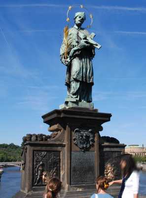 カレル橋の願いが叶う銅像　聖ヤン・ネポムツキー