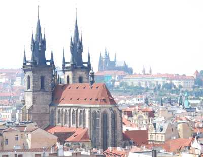 旧市街広場ティーン教会とプラハ城