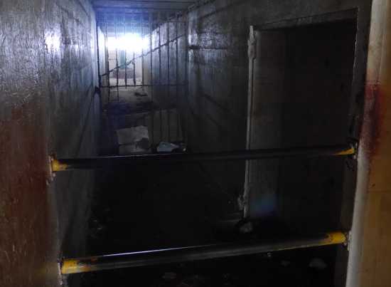 砲台下の閉ざされた部屋